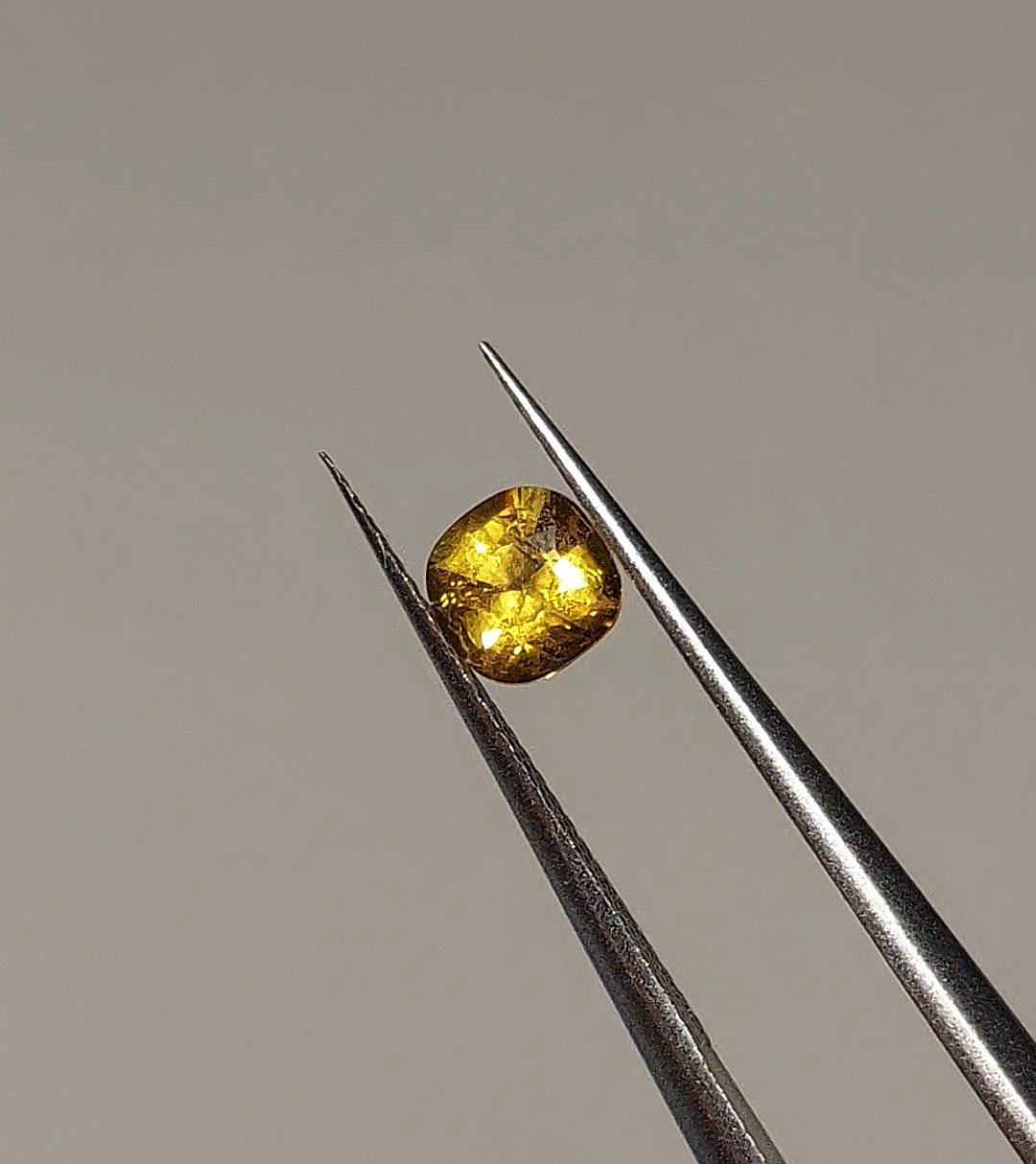 Saphir Jaune d'Exception, 0.50-1 ct · Non Traitée · Vietnam, Maison Clara Rosae