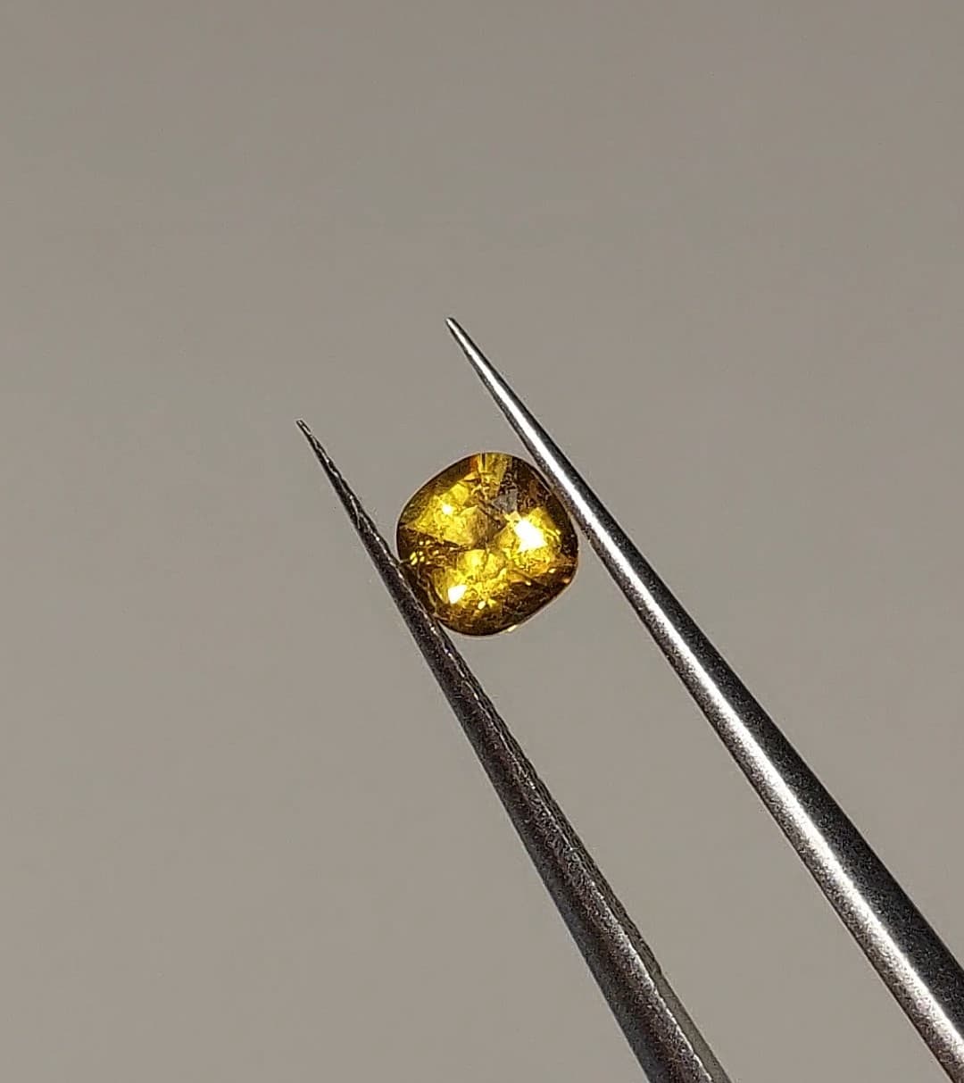 Saphir Jaune d'Exception, 0.50-1 ct · Untreated · Vietnam, Maison Clara Rosae