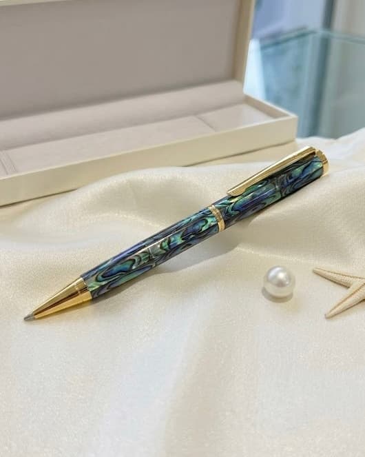 Stylo Nacre Bleu, Nacre · Finition bleu irisé, Maison Clara Rosae