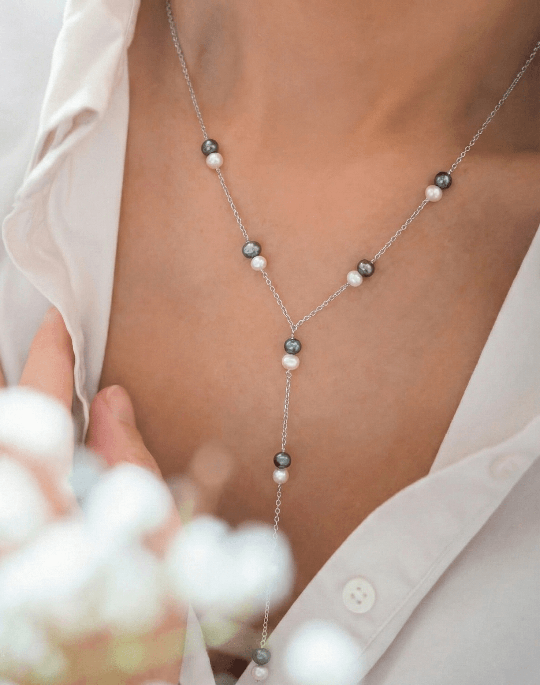 Collier Perles Lariat, Perles blanches & Bleu Paon · Argent, Maison Clara Rosae