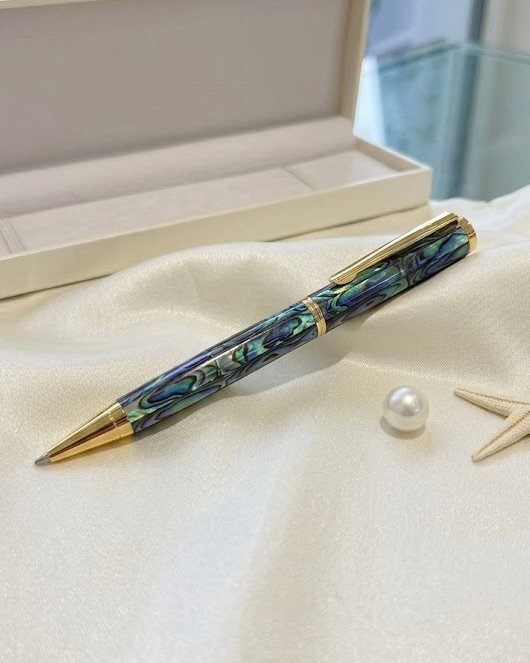 Stylo Nacre Bleu, Nacre · Finition bleu irisé, Maison Clara Rosae
